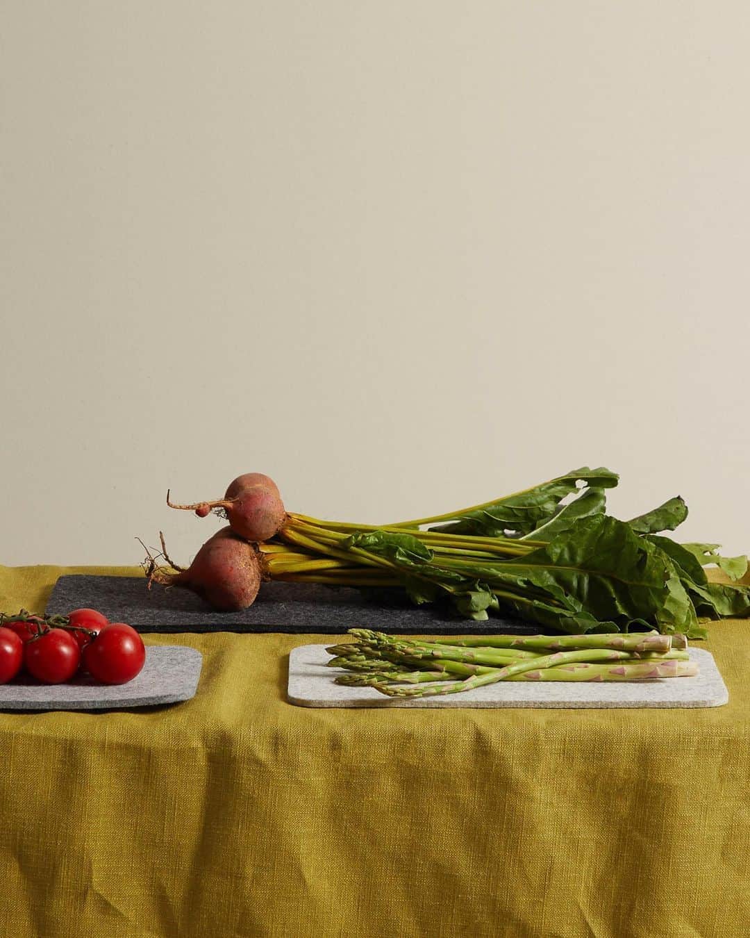 グラフ&ランツのインスタグラム：「Freshly picked - tile trivets are online now 🍅🥬」