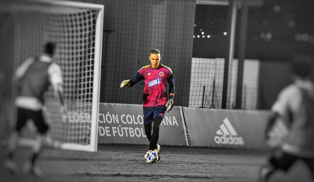 サッカー コロンビア代表チームのインスタグラム：「📸 🧤🔥  @ederchaux   #VamosColombia 🇨🇴」