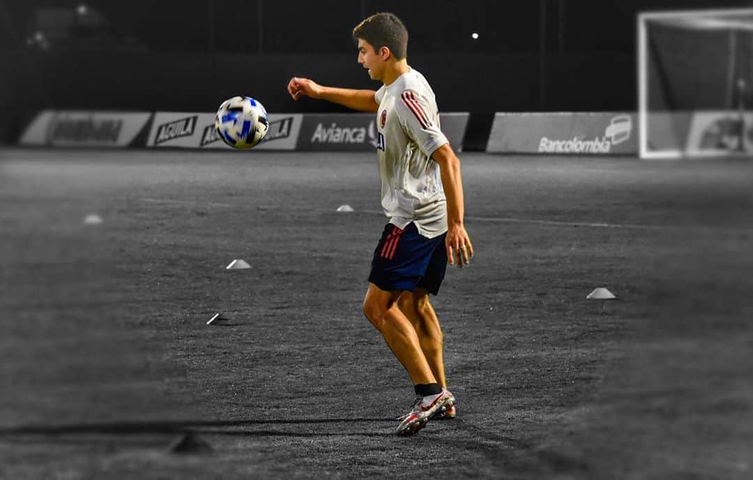 サッカー コロンビア代表チームのインスタグラム：「📸 👟 ⚽️  @_stefanmedina   #VamosColombia 🇨🇴」
