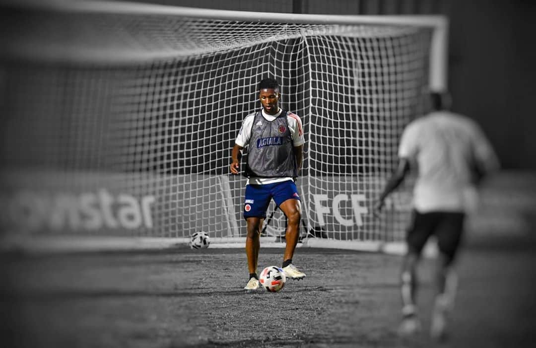 サッカー コロンビア代表チームのインスタグラム：「📸🤜⚽️🤛  @jeffersonlerma   #VamosColombia 🇨🇴」