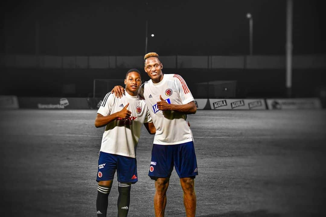 サッカー コロンビア代表チームのインスタグラム：「📸 Por siempre, panitas 🤜🤛  @yerrymina   #VamosColombia 🇨🇴」