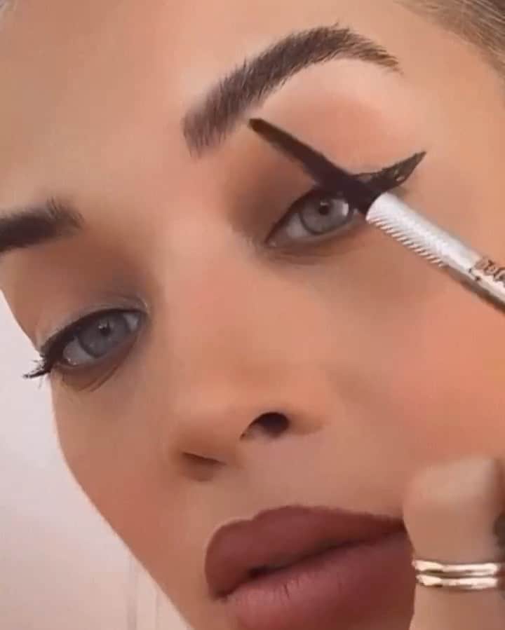 ジャスミン・サンダースのインスタグラム：「Eyebrows are 90% of your selfie 😊@ipsy @benefitcosmetics   Products used:  Gimme Brow+ Volumizing Eyebrow Gel Microfiller Pen  Precisely, My Brow Pencil  24 Hour Brow Setter  BadGalBANG mascara Roller Liner  Benetint    #friendswithbenefit #IPSYPartner」