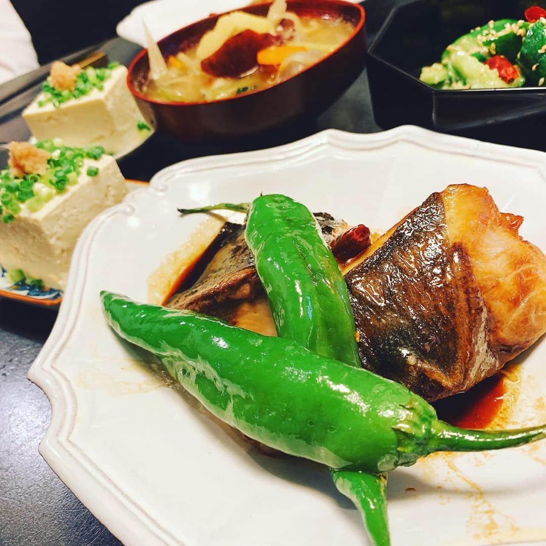 のインスタグラム：「チャラヒゲの作ったブリの照り焼きと、練りごま入りのけんちん汁、冷奴と叩ききゅうりと新米☆ 一番好きな食べ物は新米！！　最後の晩餐も新米にしたいので10月に死にたい。 #cooking #cookingathome #japanesefood #ブリの照り焼き　#けんちん汁　#新米　#チャラヒゲ」