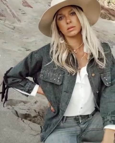 トニア・コーチのインスタグラム：「✨✨ @_tiger.rose_ denim collection ✨✨ . . Pre order now 👆 . .  I'm so in love with them all, I don't have a clue which one I should order 🤷🏼‍♀️   #denimjacket #collection #beachvibes #tassles #denim #jackets #tigerrose」