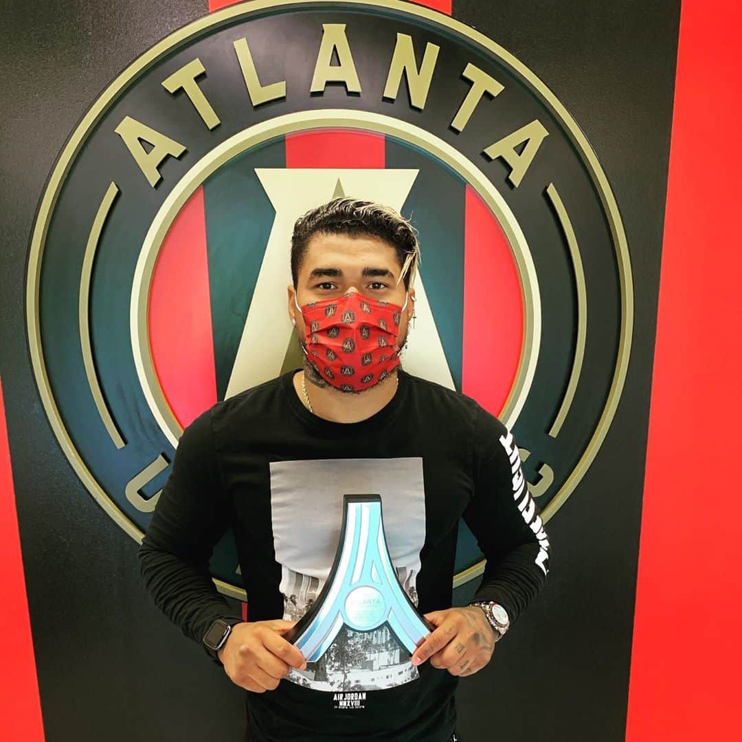 ホセフ・マルティネスのインスタグラム：「great honor to receive the best athlete 2020 trophy from my beautiful city atlanta😡❤️」