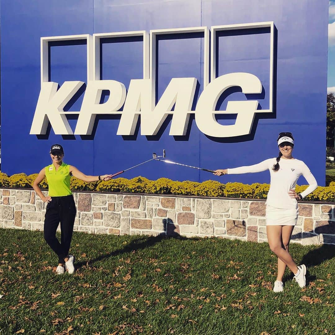 サンドラ・ガルさんのインスタグラム写真 - (サンドラ・ガルInstagram)「We never skip a laugh together @spilkovaklara 💛 or a solid photo pose 👌🏻😂 And @kpmgwomenspga is making us feel very special this week. Thank you 💙  . . . @levelweargolf @callawaygolf @traderjoes @acer_america #Esmark」10月8日 2時33分 - thesandragal