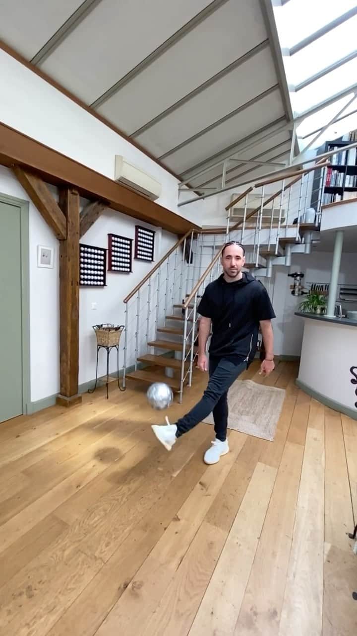 ショーン・ガルニエのインスタグラム：「🔥NO LOOK🔥 Can you do better than me ?  Challenge me on @justfootballapp link in the 🅱️ℹ️🅾️ Comments +15 times to get follow back」
