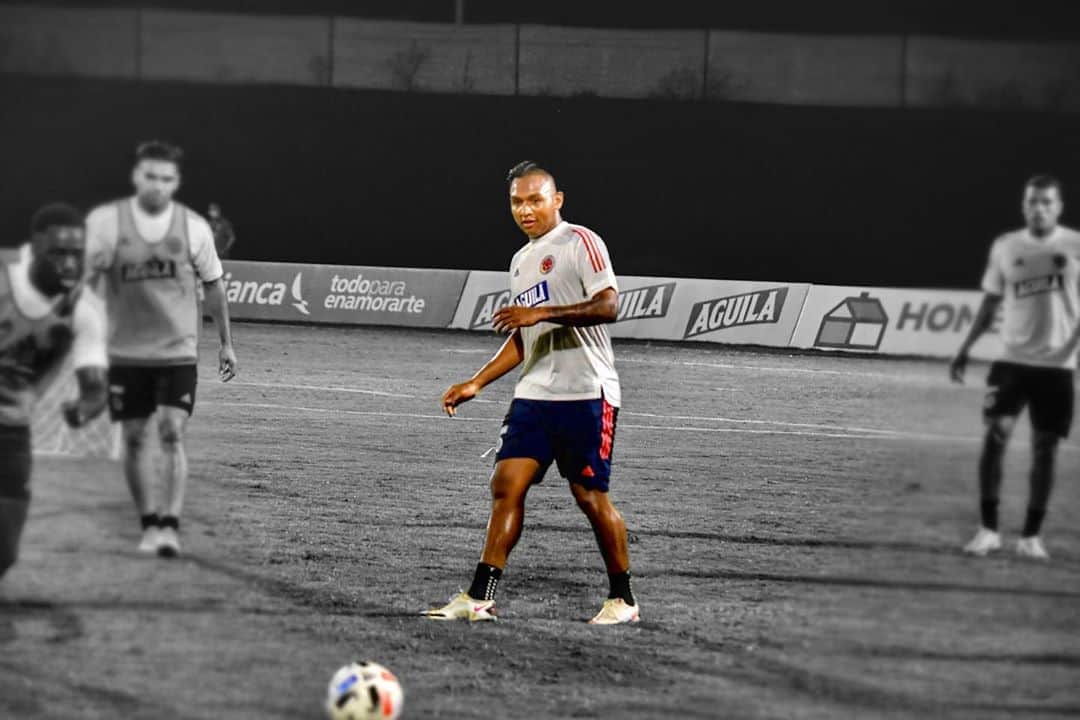 サッカー コロンビア代表チームのインスタグラム：「📸 ⚽️☄️  @alfredomorelos30   #VamosColombia 🇨🇴」