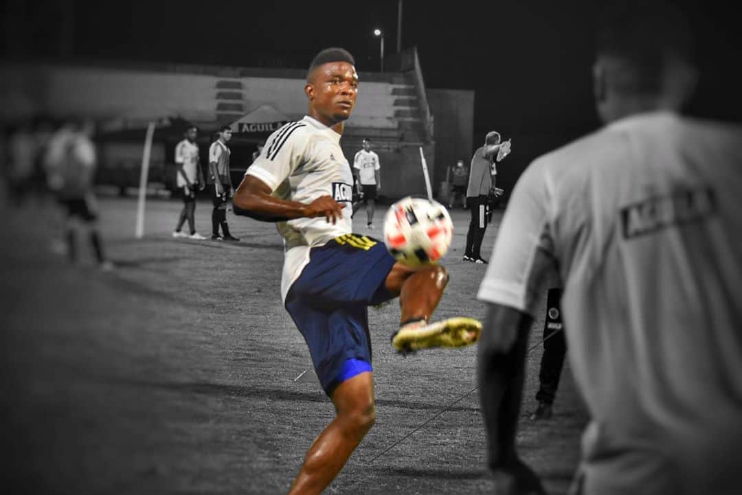 サッカー コロンビア代表チームのインスタグラム：「📸 ⚽️💥  @jhoncordoba9   #VamosColombia 🇨🇴」