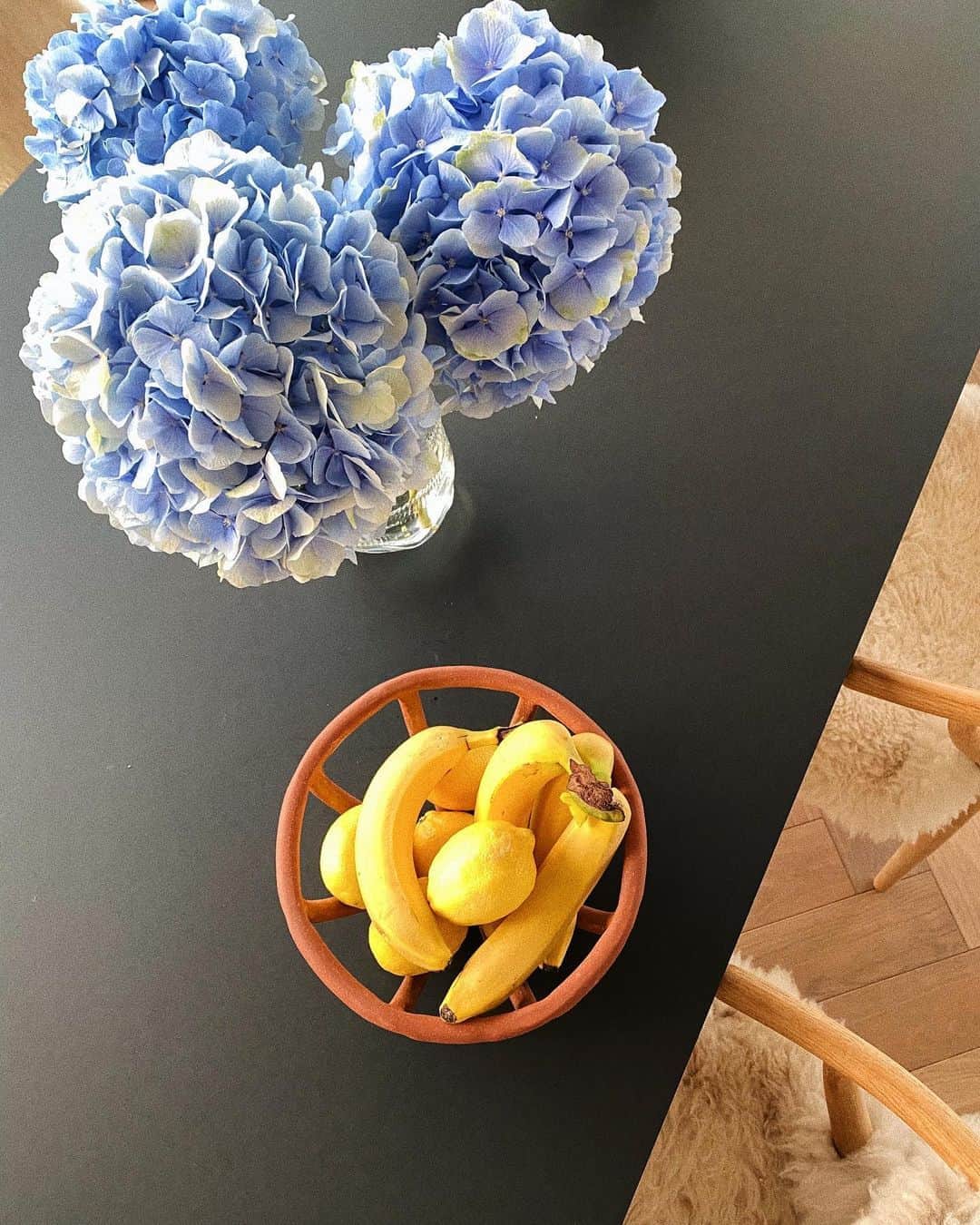 Estée Lalondeのインスタグラム：「🤩🍌🍋💙 #ELhome」