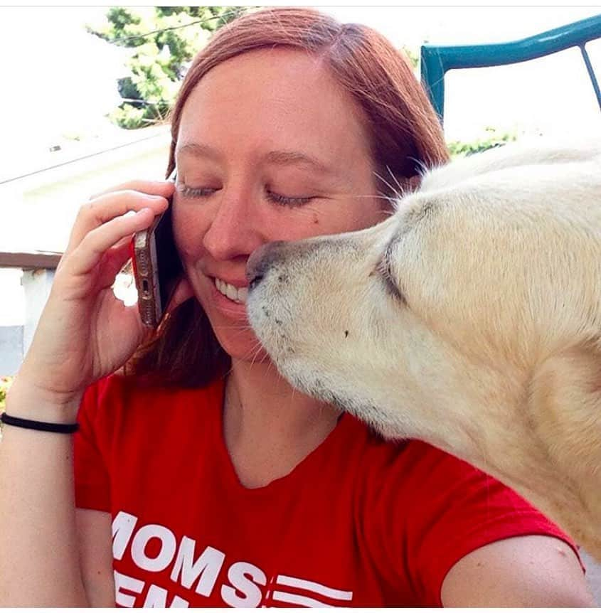 エイミー・シューマーさんのインスタグラム写真 - (エイミー・シューマーInstagram)「Hi everyone! My name is Jessica and I’m a volunteer leader with @momsdemand, a grassroots movement of volunteers working to end gun violence across the country. Originally from the South, I now live in Minnesota with three sassy rescue dogs (one of them pictured here interrupting my work!), two wild boys, and my husband.   This year on Election Day, I'm excited to join volunteers all around the country to help make sure every voter is able to cast a vote at their polling place through #DemocracyDemandsAction, a program that makes it easy to sign up to be a poll worker, a poll monitor, or a member of a voter support squad.   On November 3, I will join a voter support squad to monitor news and social media reports in our community and help keep tabs on polling locations that might need our help. Our support squad will help distribute water, coffee, and snacks as needed so people can stay in line to vote. My favorite part about volunteering at the polls is that it’s something that can unite all of us, so whether it’s your first time voting or your 20th, you can still feel like you’re doing your part to help your community! There’s a powerful, positive energy in that! Learn more about #DemocracyDemandsAction and sign up to be a volunteer on November 3 by texting DEMOCRACY to 644-33.  Thank you so much, Amy, for lending your platform today to highlight this important work!」10月8日 3時05分 - amyschumer