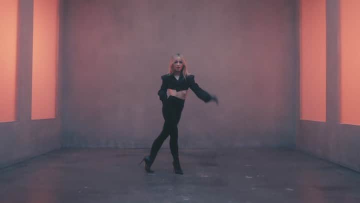 のインスタグラム：「OUT NOW  #WOWRemixVideo  @zaralarsson @emilnava」