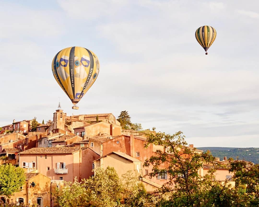 ロクシタンさんのインスタグラム写真 - (ロクシタンInstagram)「Seeing things from a different perspective is easy when you’re calmly floating through the sky. The gentle journey of hot air balloons echoes nature’s own patient rhythm. It creates a space for slowing down to appreciate the wonders of nature that surrounds us.⁣ ⁣ #Provence #Nature #NaturalBeauty #HotAirBalloon #slow #Loccitane」10月8日 3時00分 - loccitane