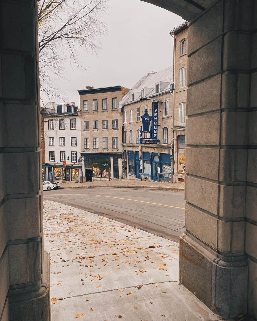 Kalyn Nicholsonさんのインスタグラム写真 - (Kalyn NicholsonInstagram)「Just last week I drove back across Canada in the midst of changing leaves and made a quiet Quebec City pit stop to break up the trip.  With two @airbnb tours and a couple creepy occurrences, I’ve officially landed in Ottawa🍁   watch the whole journey + me facing a thousand legged creature in youtober day 7 🕸」10月8日 3時02分 - kalynnicholson13