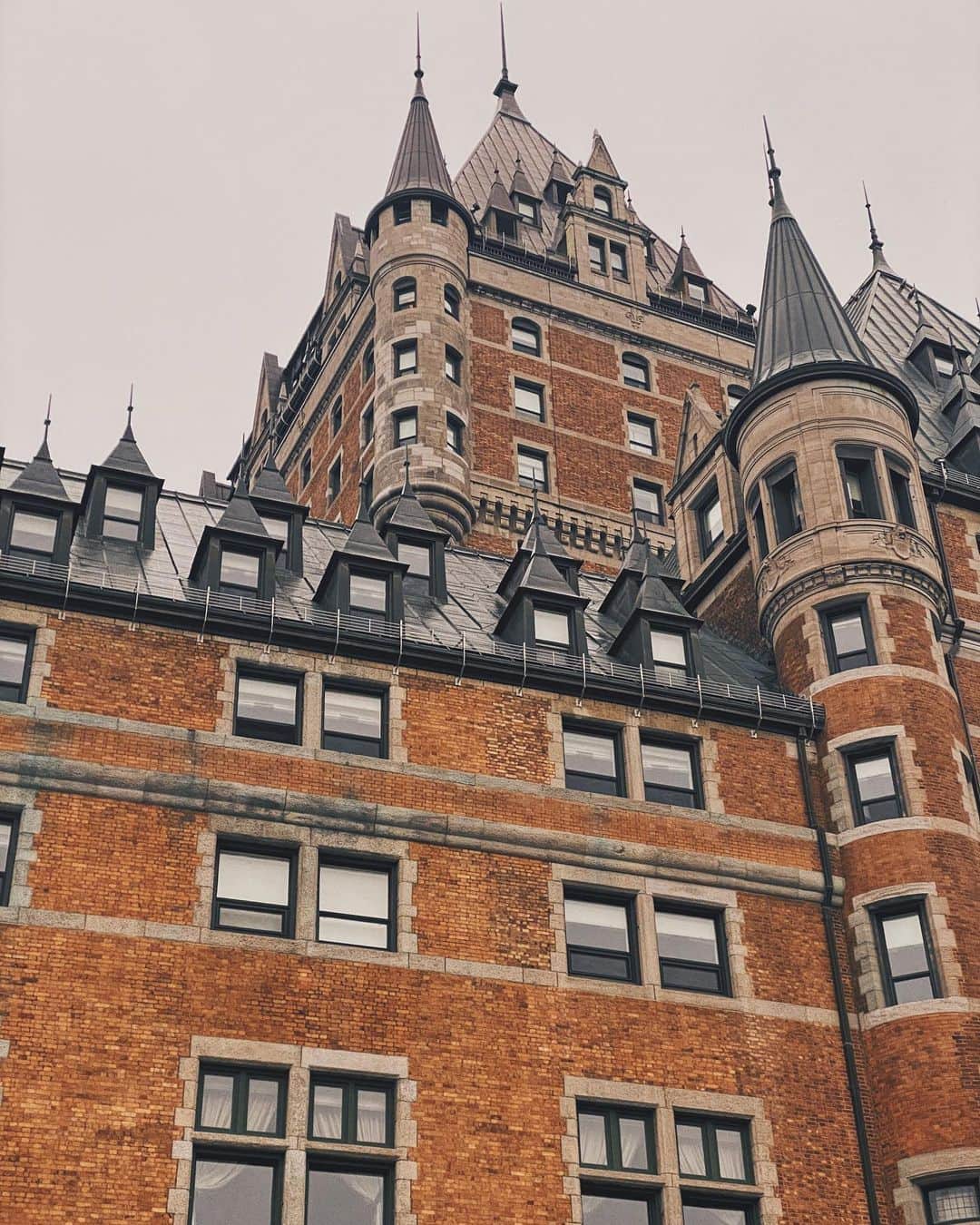 Kalyn Nicholsonのインスタグラム：「Just last week I drove back across Canada in the midst of changing leaves and made a quiet Quebec City pit stop to break up the trip.  With two @airbnb tours and a couple creepy occurrences, I’ve officially landed in Ottawa🍁   watch the whole journey + me facing a thousand legged creature in youtober day 7 🕸」