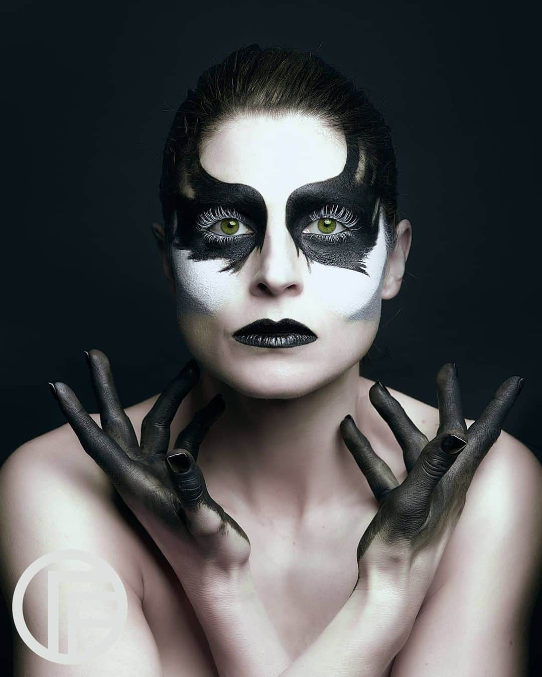 Timo the Fotographerのインスタグラム：「Model: @fillmycup.beautiful Fotography: @fantim  #blackswan #2020 #notasplanned #unforseen #blackandwhite #facepainting #beautifulphotography #unpredictable #unpredictable #monochromatic #lit #lighting #fantim #frazierfotography #写真 #photography #inspiration #vogue #designer #tennessee #photography #style #0711 #nashville #photoshoot #art #model #photographer #fotography #モデル」