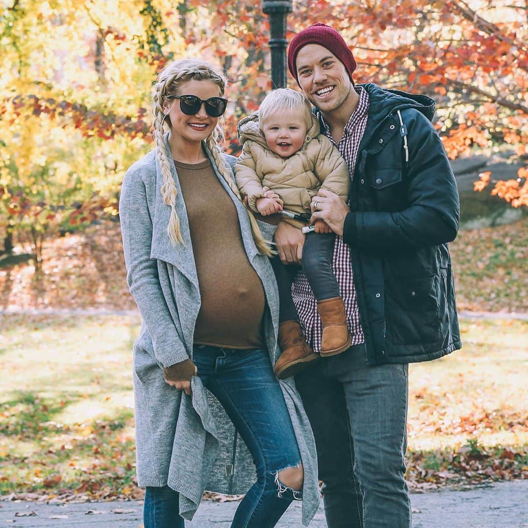 Amber Fillerup Clarkさんのインスタグラム写真 - (Amber Fillerup ClarkInstagram)「Are you sick of my fall throwbacks yet?! 😆 OG followers will remember these gems!!! Fall 2015.. this was our special little spot in Central Park that we walked almost every day sometimes twice a day. Attie was always smiling, laughing and running. It was always (semi) exhausting to have to take Chauncey to the park twice a day but I always loved it because it got us out of the apartment and forced us to do walks as a fam that always ended up being so fun and special. (Except when it was freezing or that time that Chauncey legit got into homeless person poop at the park 😩 sorry for the deets but #reallife and that’s burned into my memories 😂)」10月8日 3時03分 - amberfillerup