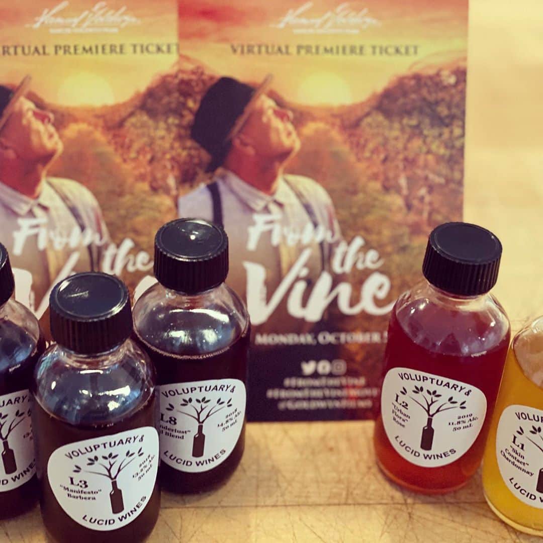 レイチェル・レフィブレのインスタグラム：「Of all the things I’ve done for free wine, this was by far the easiest 😳😉 Was invited to screen #FromTheVine and they sent me a mini wine tasting kit for the occasion. For a mom who’s been home with two kids for eight months it was like a delivery from Dionysus himself! For your own escape, pour a glass and watch #FromTheVineMovie premiering this Friday 10/9 on demand🍷 p.s. If you ever thought men deserved their own “Under the Tuscan Sun” you can thank @GoldwynFilms & @realjoeypants for answering the call. Shout-out to 🇨🇦‘s gem @wendycrewson for being, well, her. 😘」