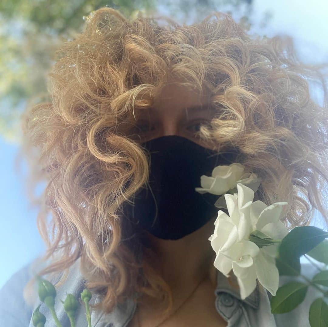 レイチェル・レフィブレのインスタグラム：「My new curly shag by The Curl Doctor @shaiamiel! Thank you, darling man, for making me brave. You have my trust forever 💋💋💋💋💋💋💋」