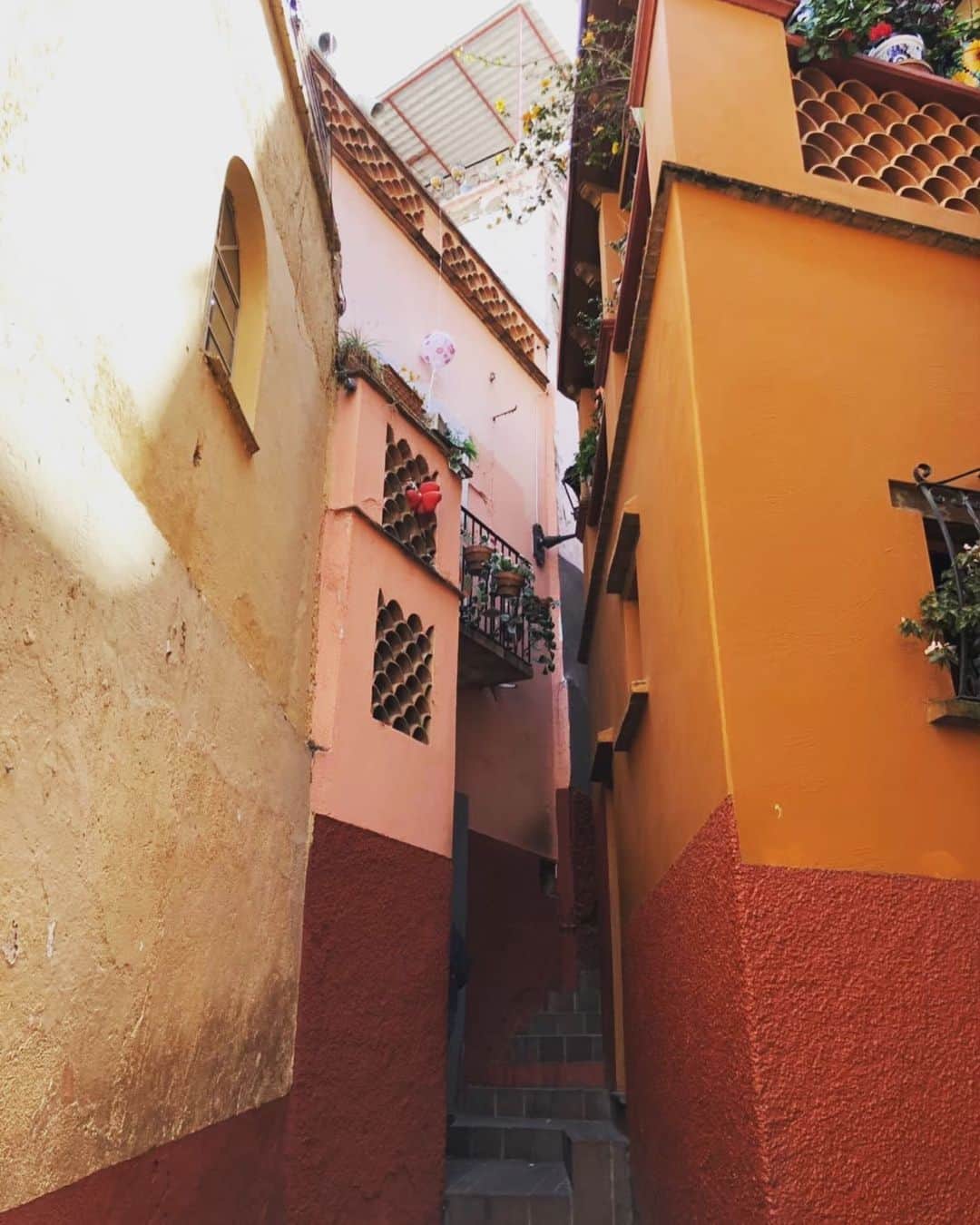 のインスタグラム：「#guanajuato #guanajuato_mx #méxico #口づけの小道 #thealleyofthekiss」