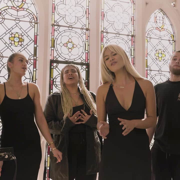 Mali-Koa Hoodのインスタグラム：「Revolution is a celebration of unity and strength. So grateful to have @kstewartmusic @love_lovelle @killa.yan @aida.lae and @jaykeezyofficial join me to share the all important message of hope and togetherness for my friends over at @mahogany x Link in my bio to watch the full session. Filmed by @kovachevvictor #mahoganyhomeedition」