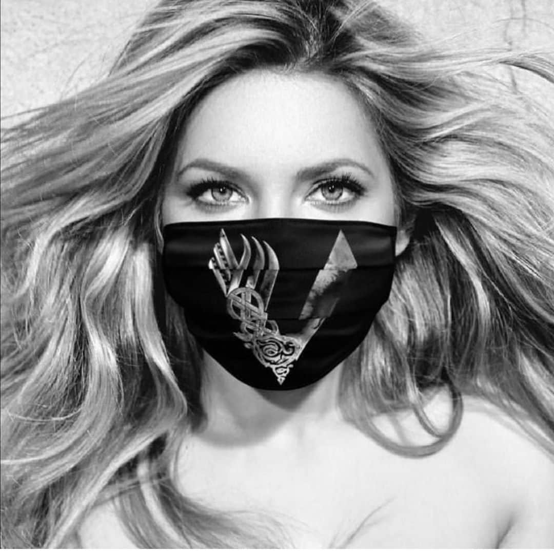 キャサリン・ウィニックのインスタグラム：「Wear your mask. #Vote」