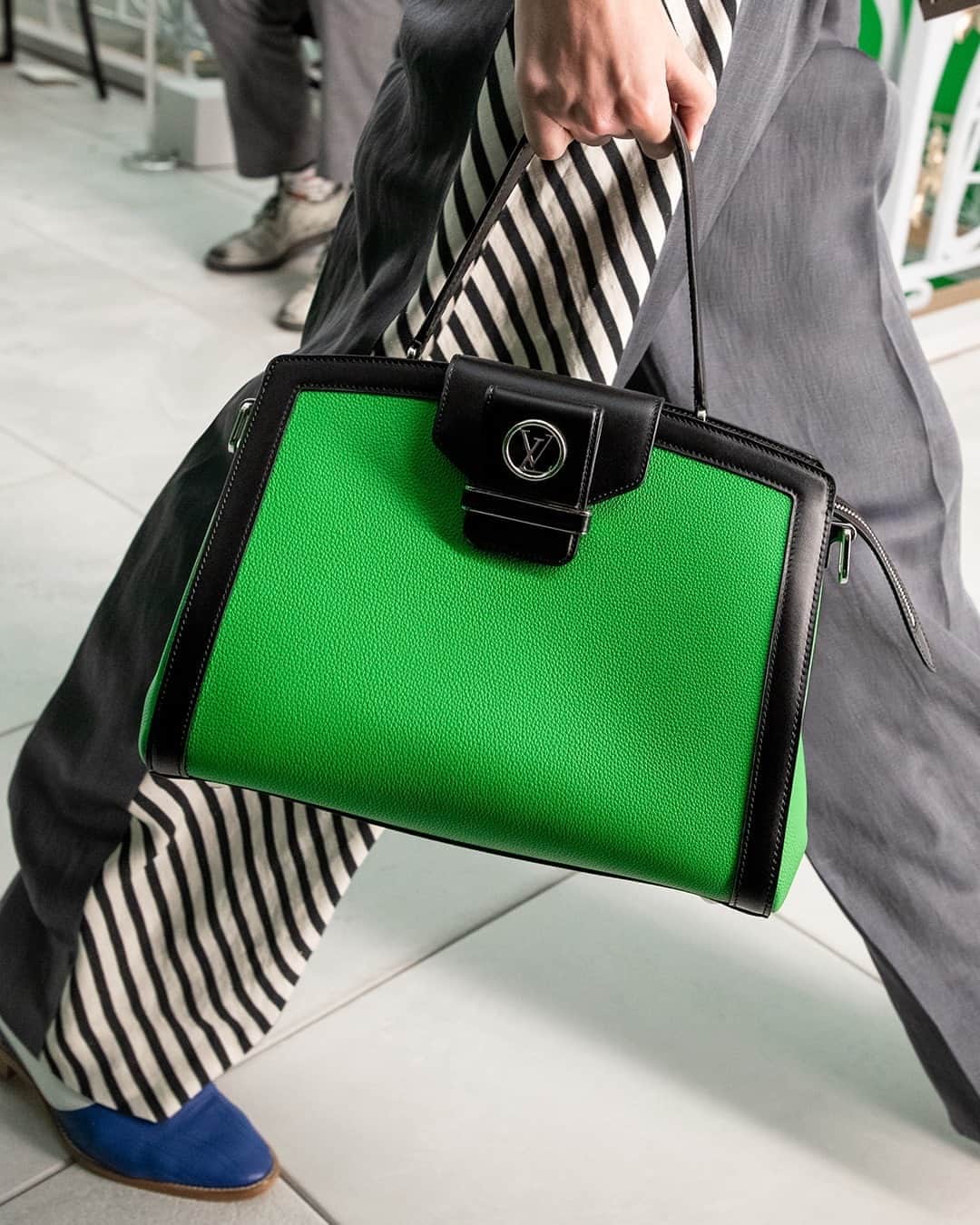 ルイ・ヴィトンさんのインスタグラム写真 - (ルイ・ヴィトンInstagram)「#LVSS21 Energetic hue. A refined leather bag from @NicolasGhesquiere’s latest #LouisVuitton Collection is crafted in the season’s signature green. Watch the Show at louisvuitton.com」10月8日 3時30分 - louisvuitton