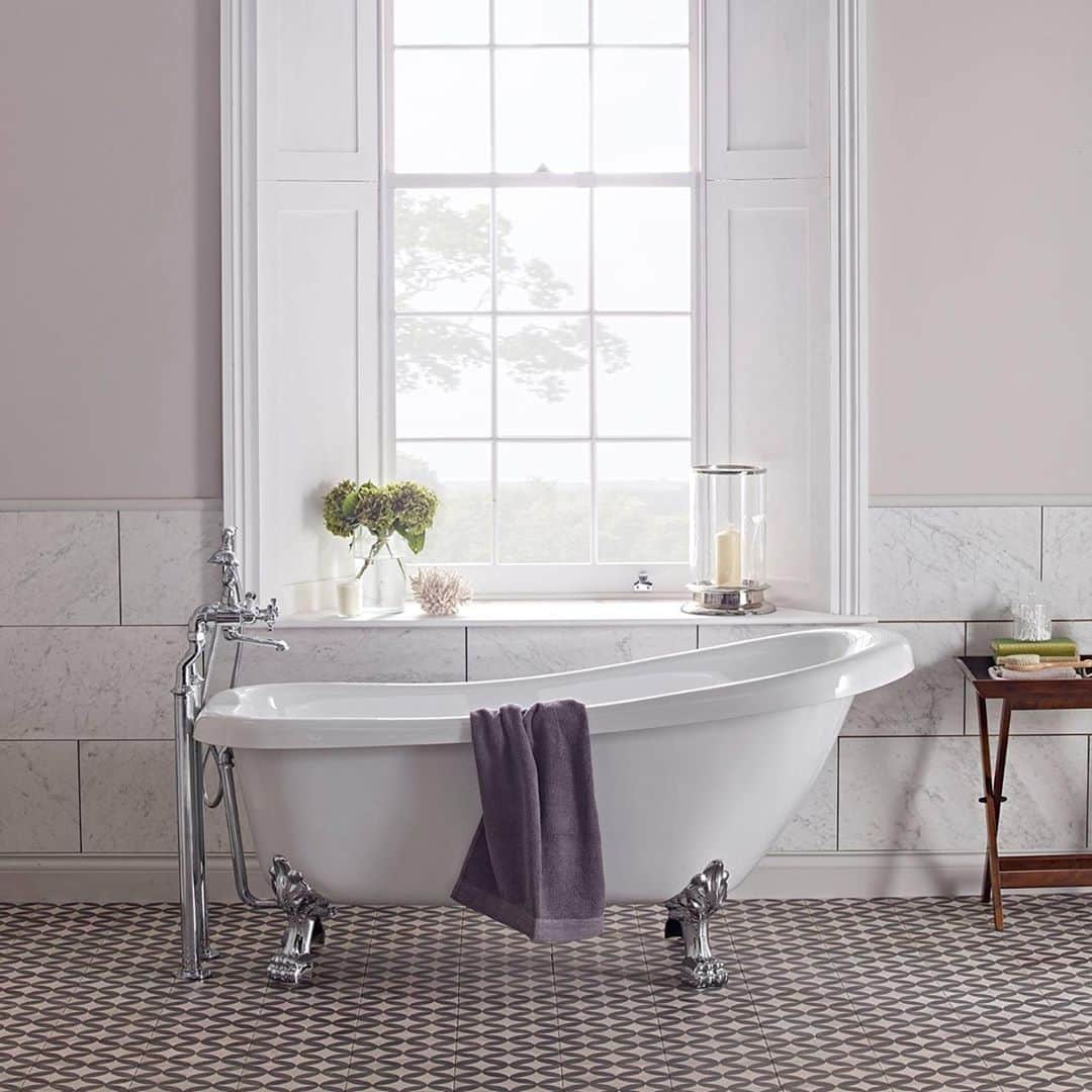 ローラアシュレイのインスタグラム：「Fill the tub, add some bubbles and simply relax. It is #NationalBathtubDay after all 🛁⁣ ⁣ Create the perfect place to unwind with @lauraashleybathroomcollection.」