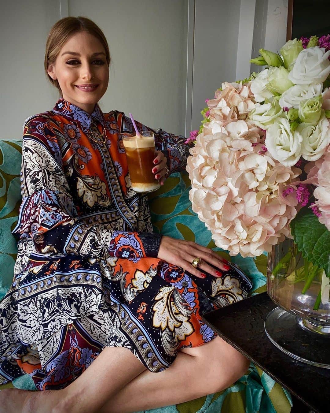 オリヴィア・パレルモのインスタグラム：「Afternoon pick-me-up ☕️💐」