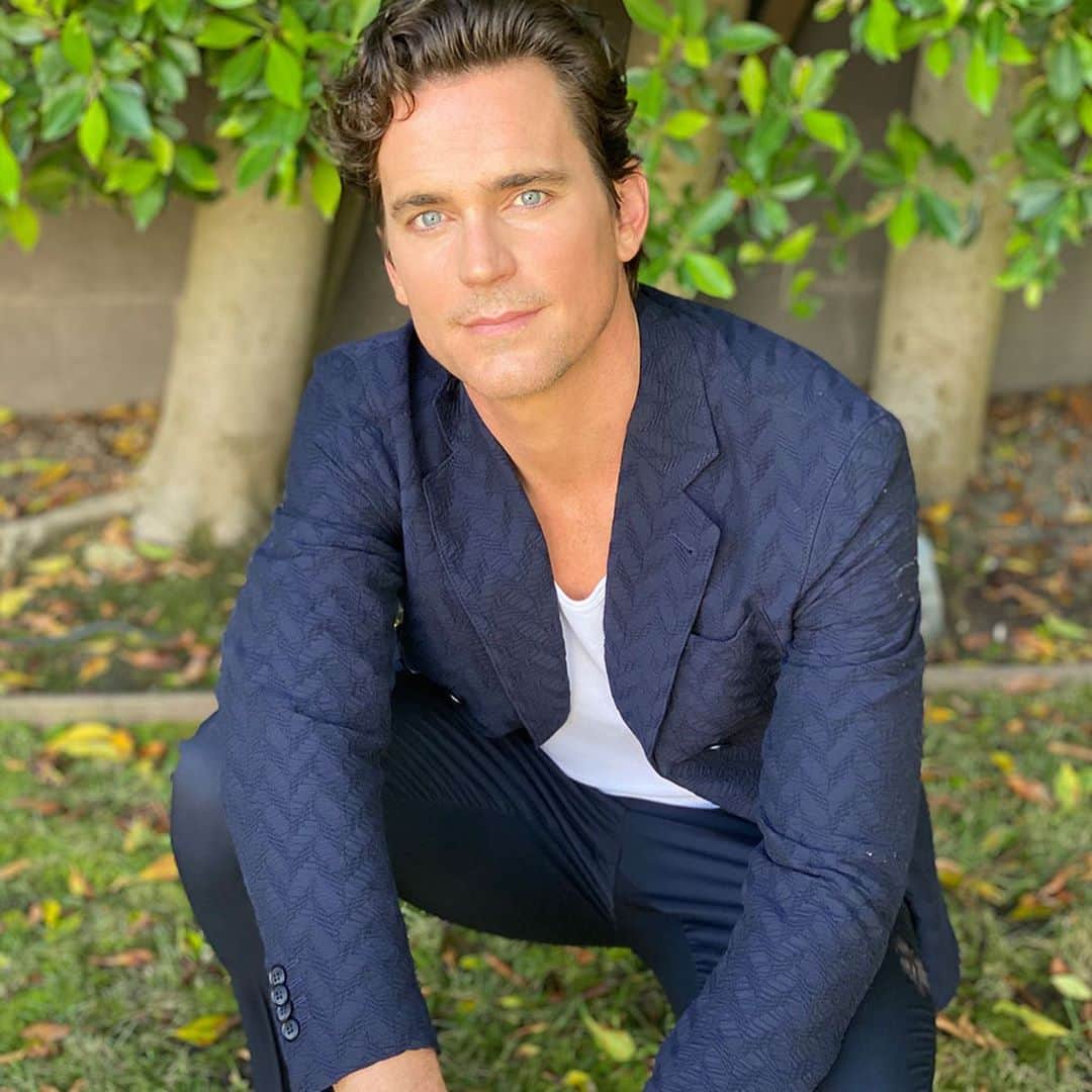 マット・ボマーのインスタグラム：「Nothing like a backyard photo shoot! Great speaking with Stephanie Rafanelli and @ccaliforniastyle about all things Boys in the Band. Link to the story in bio. Boys in the Band is now streaming on @netflix . Extra thankful for @joannapford for not only the grooming, but also being the photographer. And to @warrenalfiebaker for styling this one.」