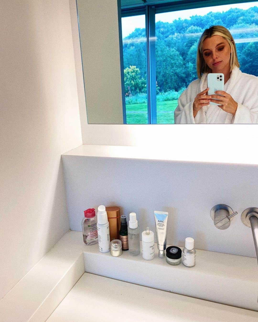 Estée Lalondeのインスタグラム：「Not my usual reflection (more on where this photo was taken soon) 🌳 This is my version of “packing light” when it comes to skincare. {gifted items} #ELbeauty」