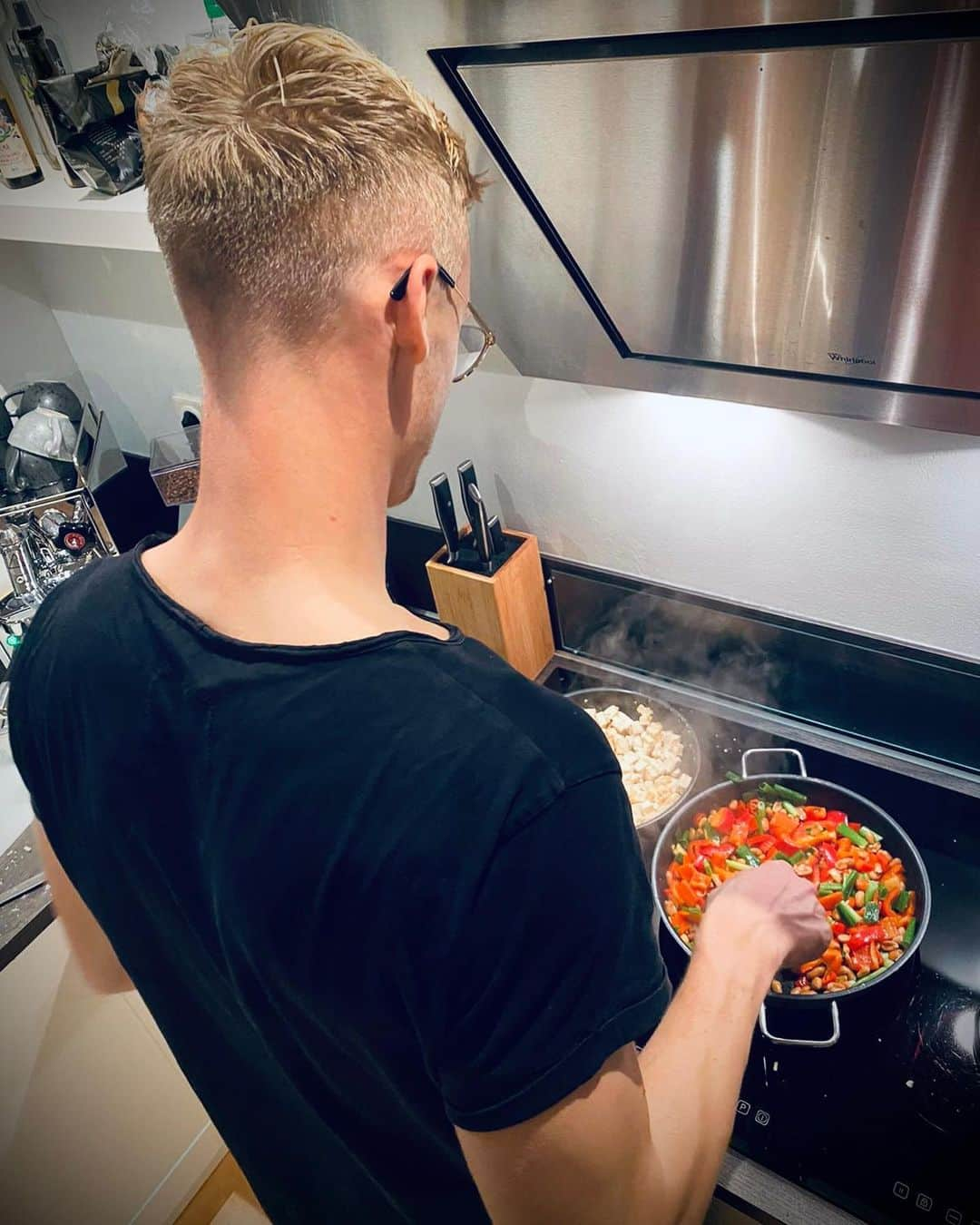 ティモ・バウムガルトルのインスタグラム：「#Chefkoch🧑‍🍳  Wer errät, was es gibt?😉 ⠀⠀⠀⠀⠀⠀⠀⠀⠀⠀⠀ #baumgartl5 #believeinyourself #psveindhoven #cookingtime @julia_ngsa」