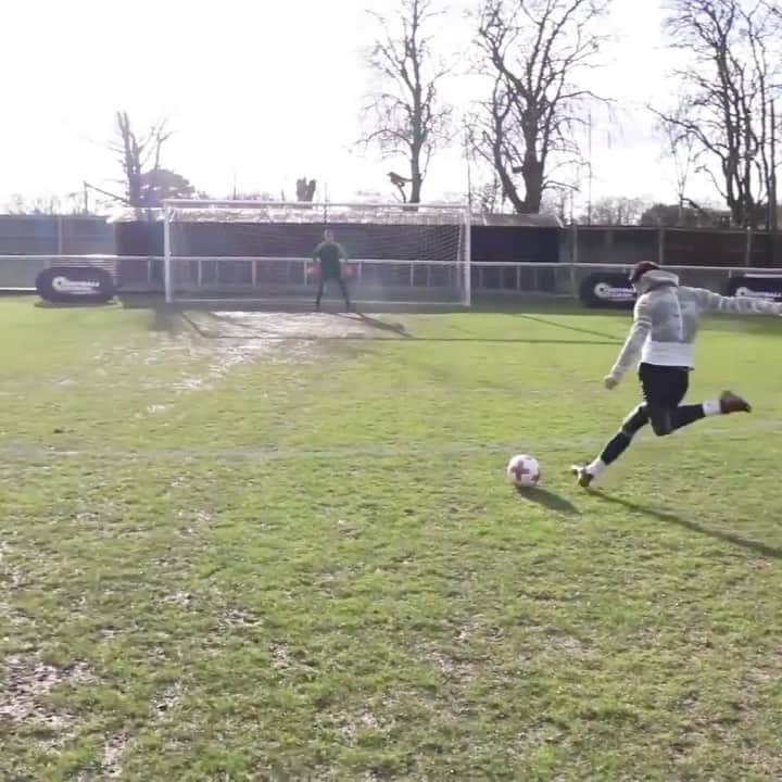 F2Freestylersのインスタグラム：「Trying to score past @thibautcourtois top keeper and great guy! 👐🏻🥅🐈 What Prem keeper should we film with next? Tag them below! ⬇️」