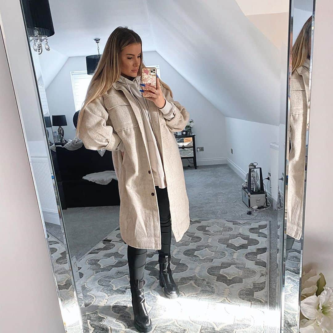 のインスタグラム：「Love dressing warm & cozy 🙊  Also I’m obsessed with beige tones again..✨ @towie is on tonight 9pm @monkey.the.pom birthday ✨✨」