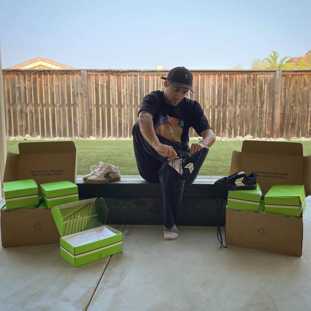 ケビン・ホーフラーのインスタグラム：「Christmas Came Earlier 🎁 Loving my New Catiba Pro #SkateboardingIsFun 📷 @anapaulanegrao」