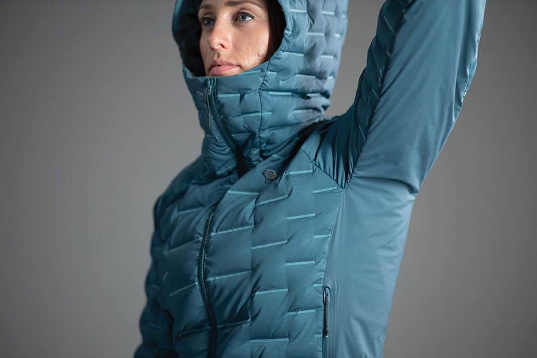マウンテンハードウェアのインスタグラム：「What difference does a climb-compatible jacket make? Baffle-free synthetic insulation under the arms and lower body won’t bunch over your harness or restrict movement while climbing and belaying; and pockets above the waist can still be accessed with a harness on. (Learn more about the Stretchdown Hybrid Hoody - link in bio).」