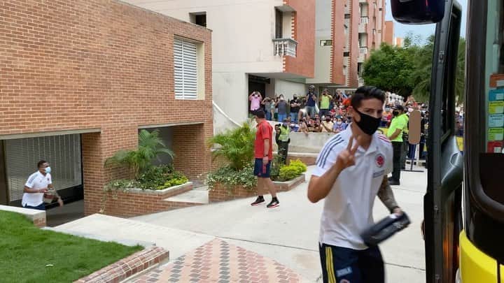 サッカー コロンビア代表チームのインスタグラム：「🎥 ¡A romperla!   Preparándonos para nuestro debut 🤙  #VamosColombia 🇨🇴」
