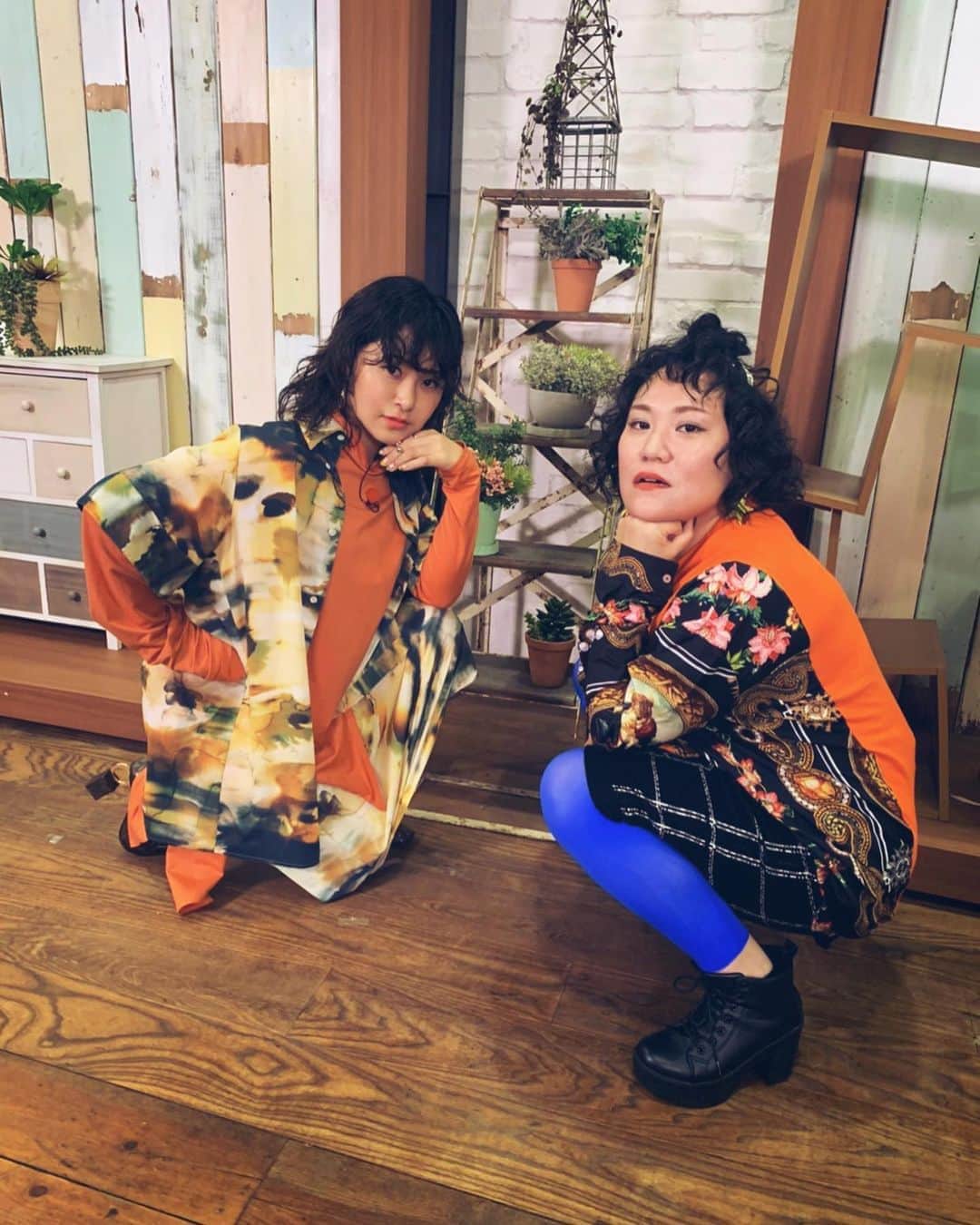 のインスタグラム：「. . . だいすきすぎるバービーさん ほんと、自分に自信持って自分の スタイルを持ってるってパワフルで 最高にかっこいいよね。 尊敬する憧れの1人です☺️ 一緒に番組出来て嬉しい嬉しい嬉しい。 . 番組内で2個前のChicoとの写真、男性受け 悪いらしくてめちゃ弄られたんだけど、 意地でも投稿消さない。wwww . .  . #バービー さん @fallin.love.barbie  #尊敬 #憧れ #FOD #編集長私イイ女になりたいの #タイトル長すぎ番組 #色んな事してます #村上佳菜子 #kanakomurakami #figureskater #figureskating」