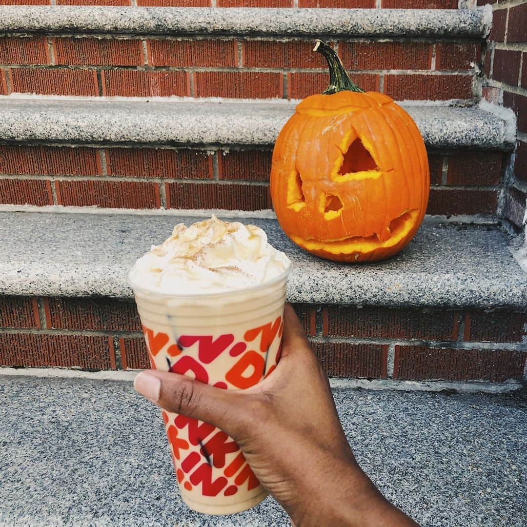 ダンキンドーナツさんのインスタグラム写真 - (ダンキンドーナツInstagram)「Jack-o-lanterns are impossible, but Signature Pumpkin Spice Lattes from Dunkin’ are easy. 🎃 #FallFails」10月8日 4時00分 - dunkin