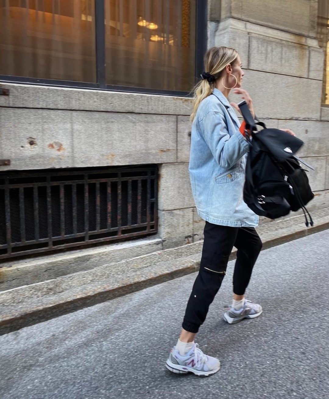 カレントエリオットのインスタグラム：「off-duty in denim layers / cc: @elizabethminett」
