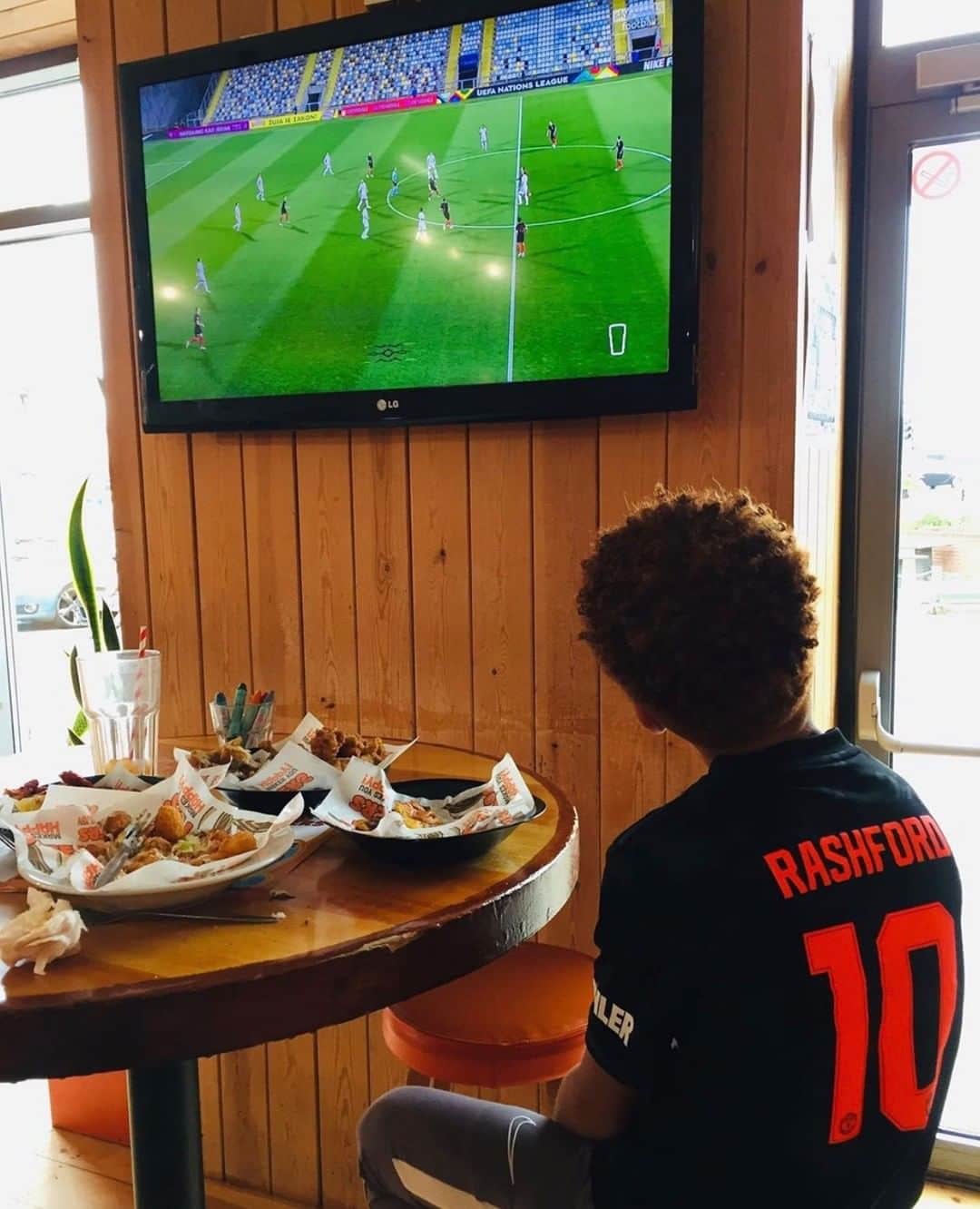 Hootersさんのインスタグラム写真 - (HootersInstagram)「Even across the pond, there’s no better place to catch the game. 🇬🇧  📸: @little_zaney_d」10月8日 4時01分 - hooters