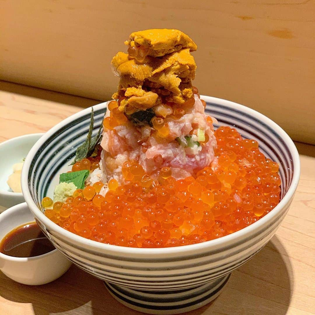 吉川ちかさんのインスタグラム写真 - (吉川ちかInstagram)「豪華な海鮮丼が 食べれるつじ半神楽坂店へ🐟💓 . ちえがめちゃくちゃお勧めって 言ってたから行ってきた🤣💕 丼は松茸梅があって 私は梅に、ウニ、イクラを追加‼️ . めちゃくちゃ豪華になったw 〆は余ったご飯🍚に鯛の出汁を かけて食べるけどそれが また美味しすぎるよ🤣💓 . 二度楽しめるからいいね！ . #つじ半#つじ半神楽坂#海鮮丼#インパクト大#インスタ映え #フォトジェニック#フォトジェニックフード #神楽坂グルメ #海鮮丼🐟 #食テロ」10月8日 4時01分 - yoshikawachika_1116