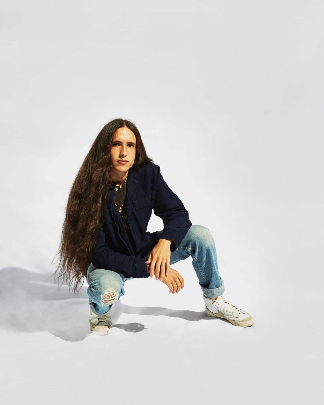 Levi’sさんのインスタグラム写真 - (Levi’sInstagram)「Xiuhtezcatl is a climate activist, author, and hip-hop artist who uses his art, music, storytelling, and activism to connect his generation and build in the intersections of Climate Justice, Indigenous Sovereignty.  “Consumer habits alone won’t save us from the worst impacts of the climate crisis. However, I believe that individual actions like repurposing clothing, for example, can help us see that we are a part of something bigger.”  Link in bio to learn more about #LevisSecondHand.  @xiuhtezcatl #LevisSecondHand 📸: @RachaelWangStudio」10月8日 4時12分 - levis