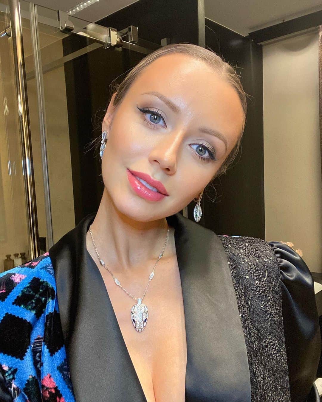 Nataly Osmannのインスタグラム：「My Italian nights with @bulgari  Wearing @ulyana_sergeenko_moscow  Muah @alena.makeupartist @hairstylistmilano  Абсолютно непереводимый, любимый В.М.:  “И в пролет не брошусь, и не выпью яда, и курок не смогу над виском нажать. Надо мною, кроме твоего взгляда, не властно лезвие ни одного ножа...”」
