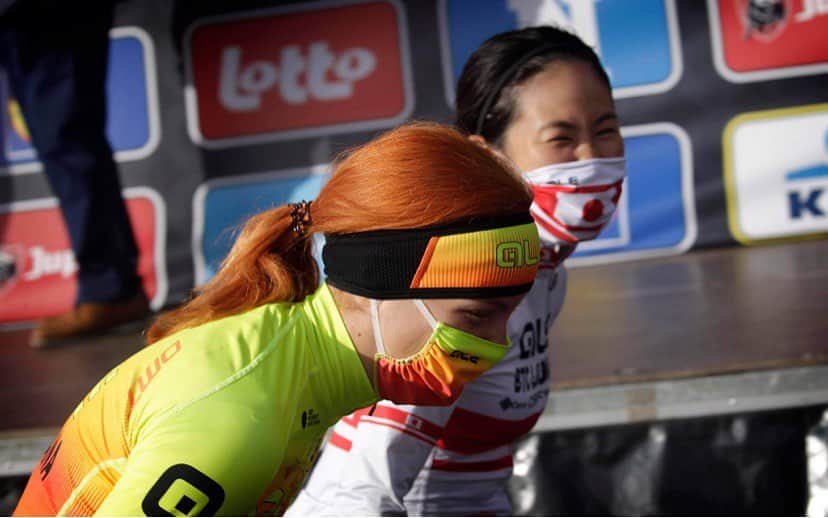 與那嶺恵理のインスタグラム：「To be small 👧🏻or To be aero position 👱🏻‍♀️at the bottom of the stage for team presentation 🇧🇪  Love this kind of photo ♥️ . Because.... Even though I/We/You are good or bad, I just HAPPY I can race full gas with @alebtcljubljana 💛🧡 especially this strange year 🥰  . . 📸: @anton_vos Dank je !!!  #今日のエリさん　#alebtcljubljana #alecycling」