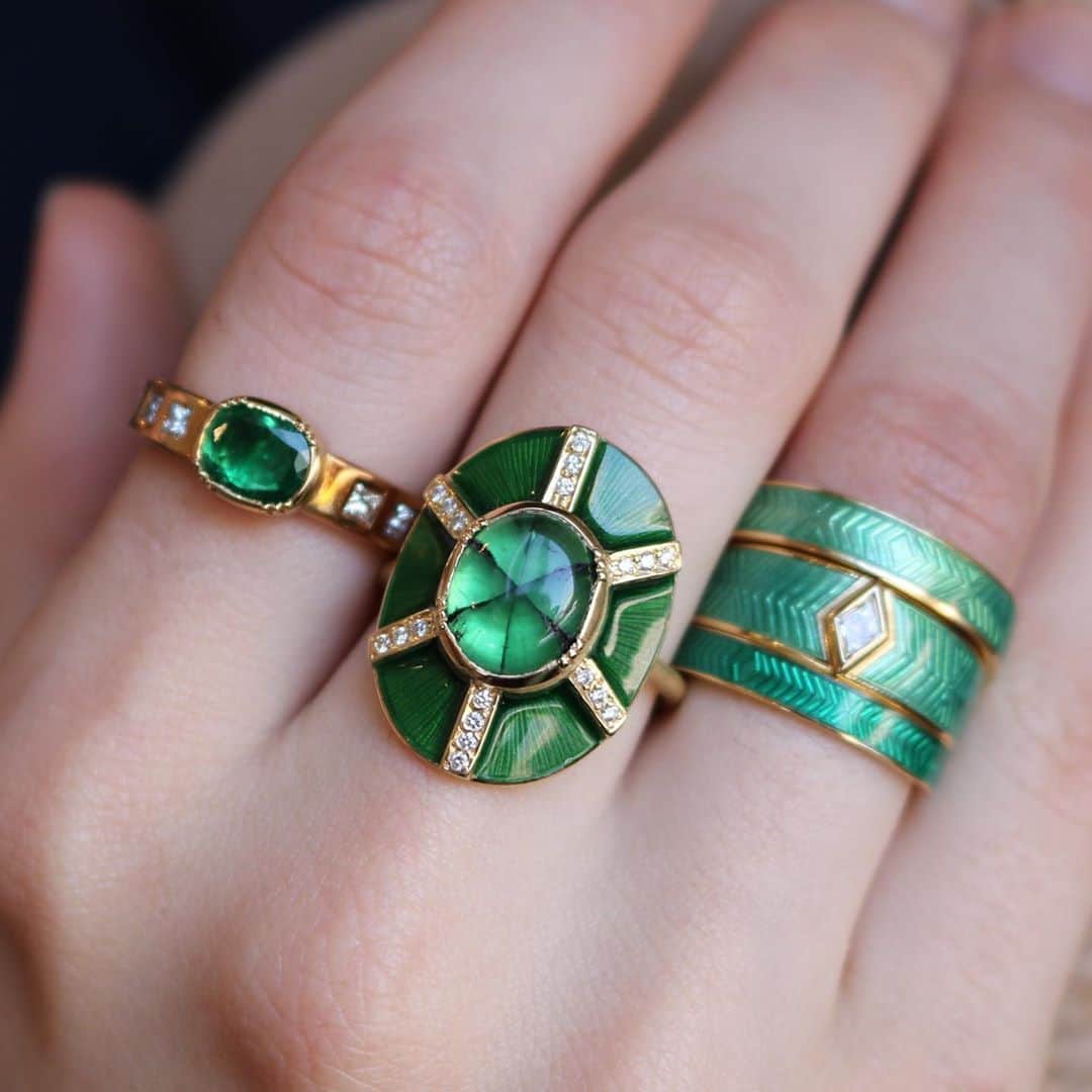ブルックグレグソンさんのインスタグラム写真 - (ブルックグレグソンInstagram)「Emerald enamel magic 💚💚💚 #trapicheemerald #handengraved #enamelrings #finejewelry #brookegregson」10月8日 4時25分 - brookegregson