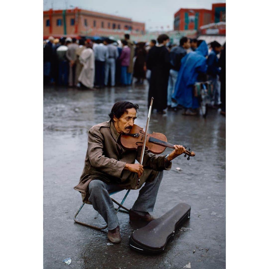 スティーブ・マカリーさんのインスタグラム写真 - (スティーブ・マカリーInstagram)「Street performer in Jemaa el-Fnaa square and market place. Marrakesh, Morocco, 1988.   #SteveMcCurry」10月8日 4時25分 - stevemccurryofficial