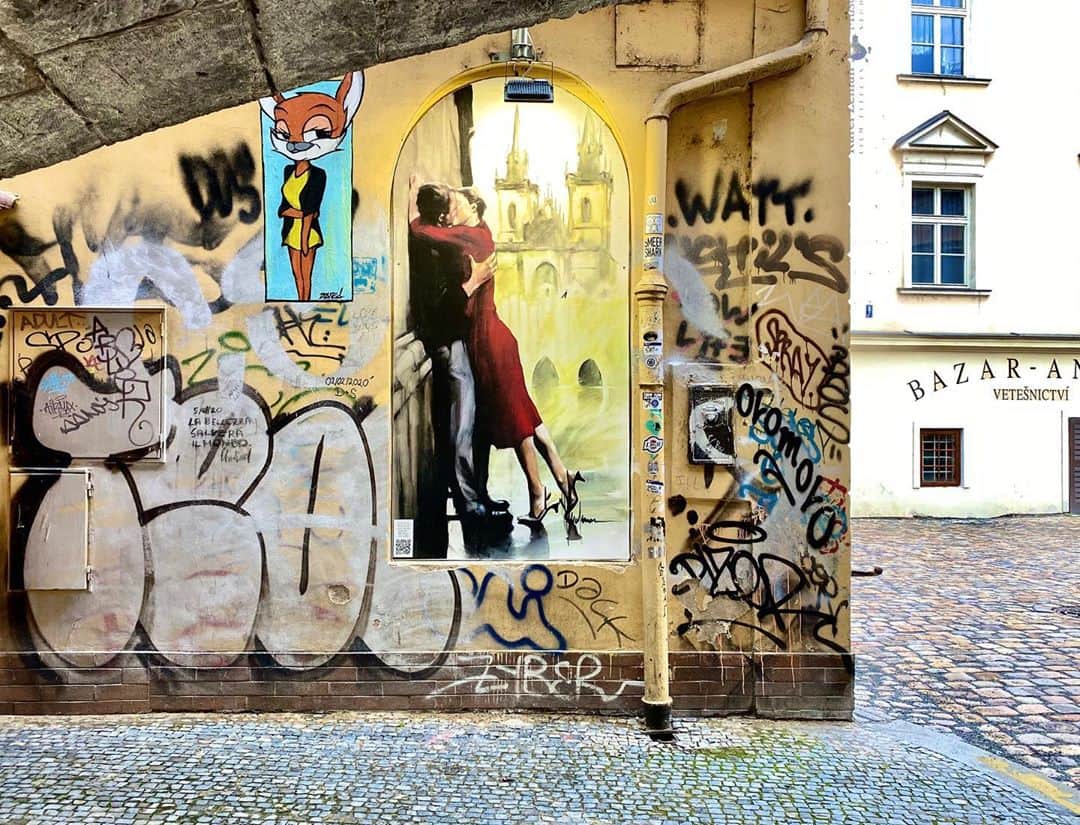 ダニエル・ヘニーさんのインスタグラム写真 - (ダニエル・ヘニーInstagram)「Prague walks.」10月8日 4時31分 - danielhenney