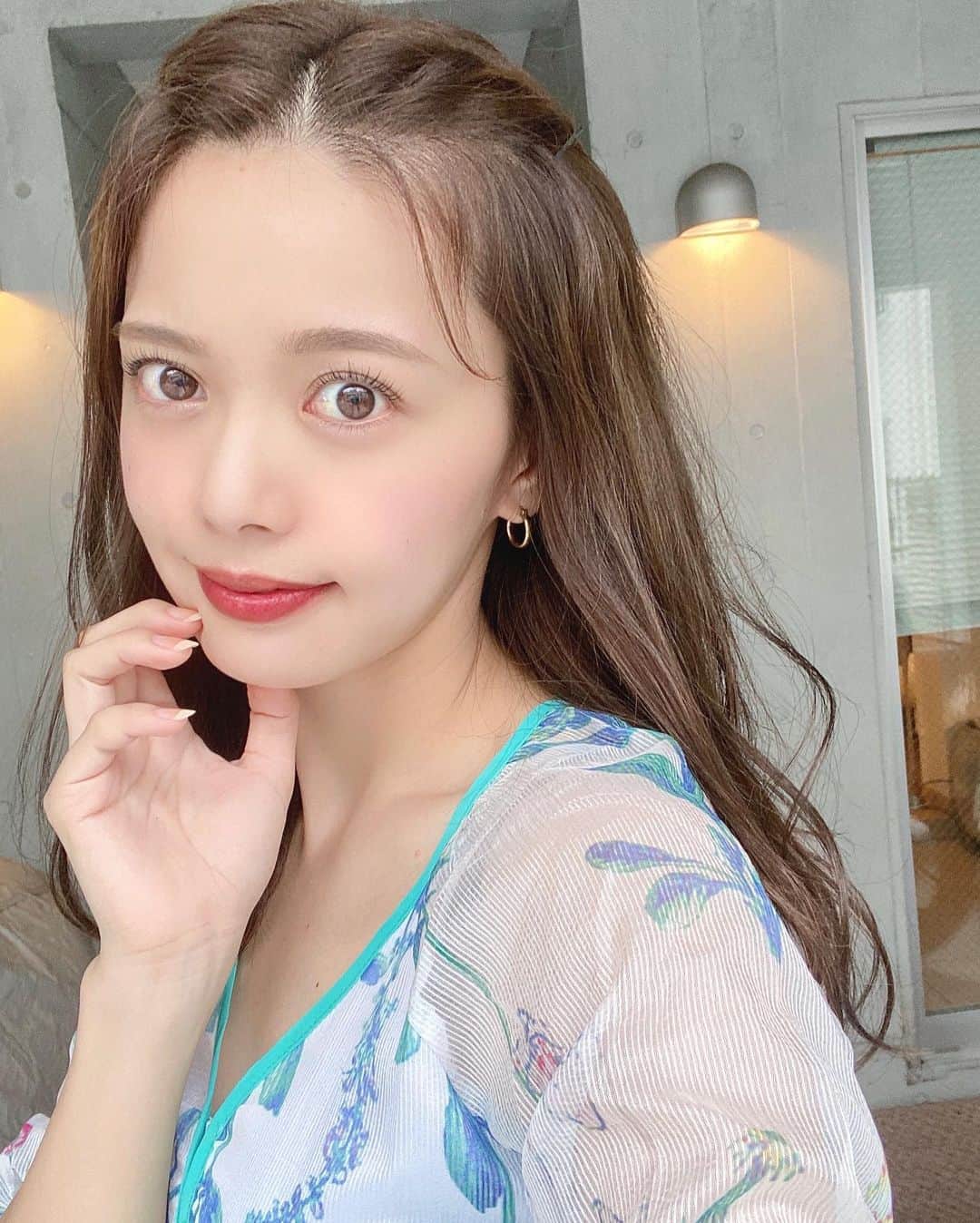 のインスタグラム：「eyebrows✧ 先日人生初、眉サロンにて眉を整えてもらいました！ @browbartokyo さんありがとうございました♡︎ . ご覧の通り、とても綺麗な形にしてもらえました…！ 撮影現場でもすごく褒めてもらえる！！ . 伺うまではありのままの眉で放置しており、 左右非対称だし形も気に入ってなかったのですが、 そんな悩みが一切消え去りました😭🙏🏻✨✨ . 自眉を活かしたメイクを最後にレクチャーして もらいました！ . 今までは前髪で隠してたけどたまにはおでこを 出して眉を見せてみようかな💭💓笑 . そしてチャイナ感漂うお洋服は @andrabbit_official  だよᙢ̤̫ . #me #tbt #eyebrows #eyebrow #眉サロン #眉メイク #南青山 #美容ごとを載せようとするとアップばっかりの画像になってしまう…いやん😱😂」