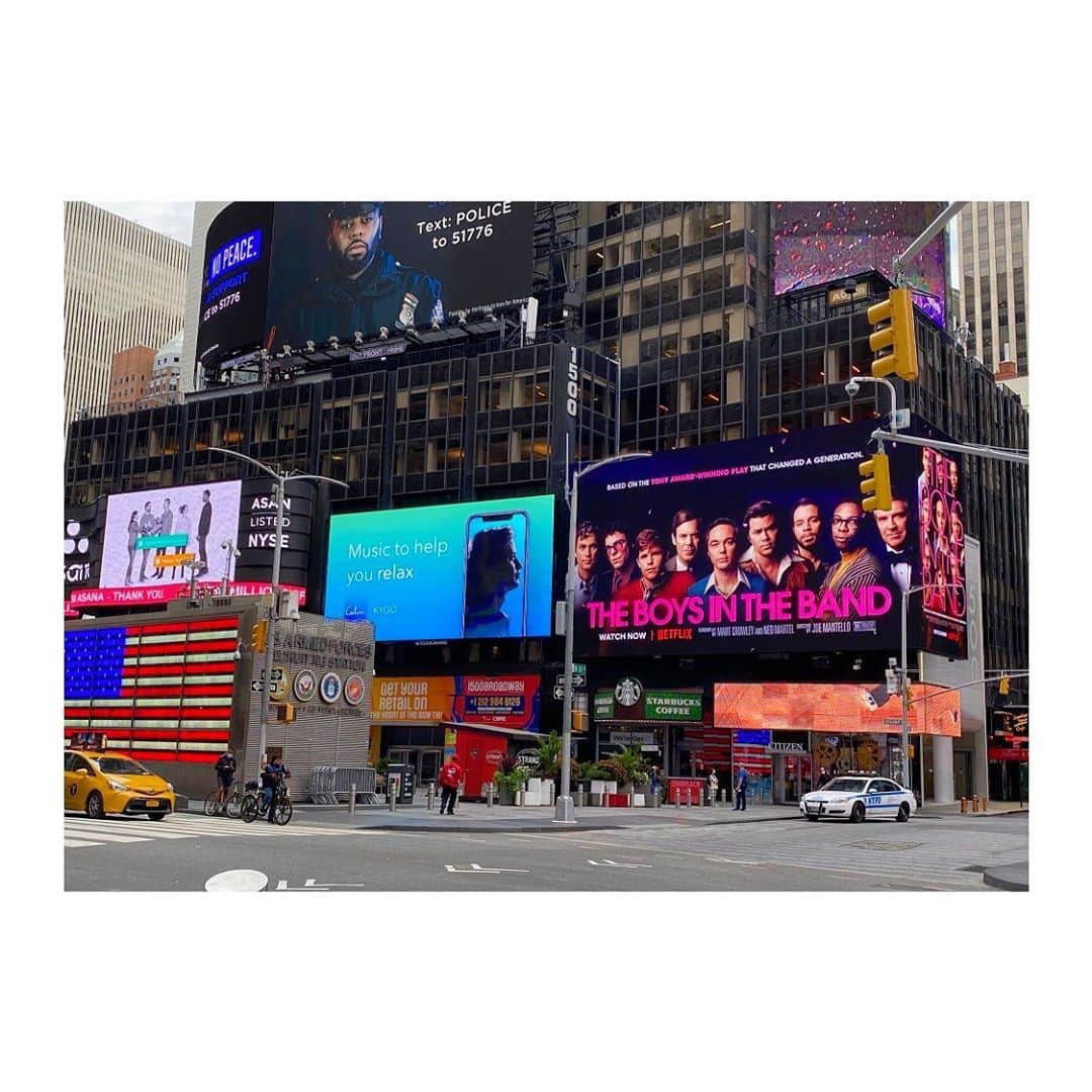 チャーリー・カーバーさんのインスタグラム写真 - (チャーリー・カーバーInstagram)「Back on Broadway 🎭 Hello Times Square(!) #boysintheband」10月8日 4時41分 - charliecarver